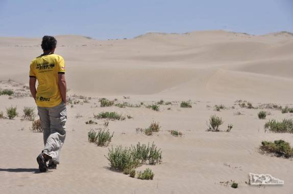 Caminhando e admirando deserto no sul da Península Valdés, na Argentina
